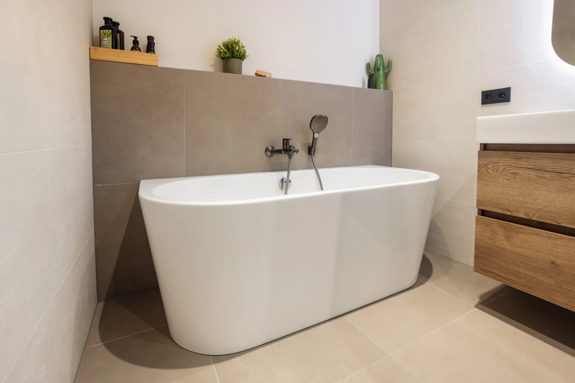 Badkamer met vrijstaand bad en maatwerkmeubel