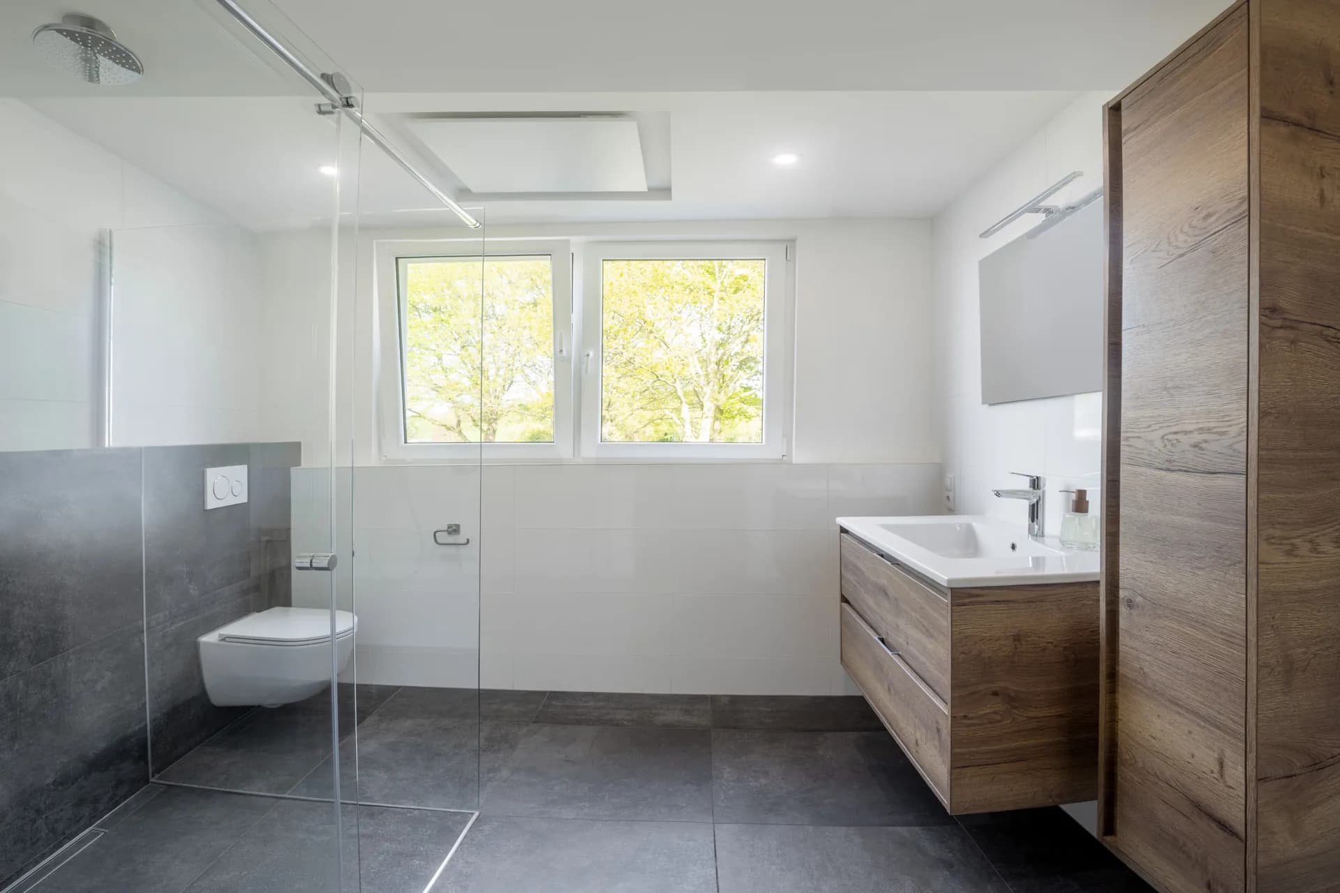 Complete lichte maatwerkbadkamer gerealiseerd door Bouwservice Peskens